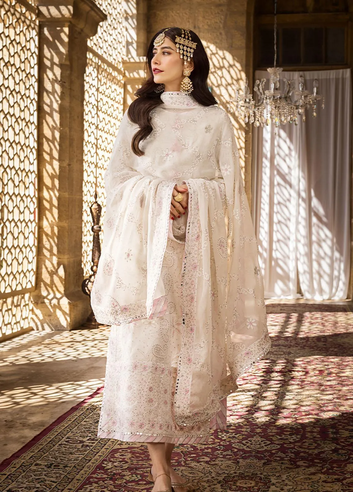 THE MUGHAL QUEEN LUCKNOWI CHIKANKAARI